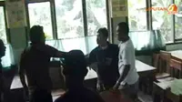 [VIDEO] Tabungan Tak Dibayar Kepsek, Orangtua Siswa Mengamuk