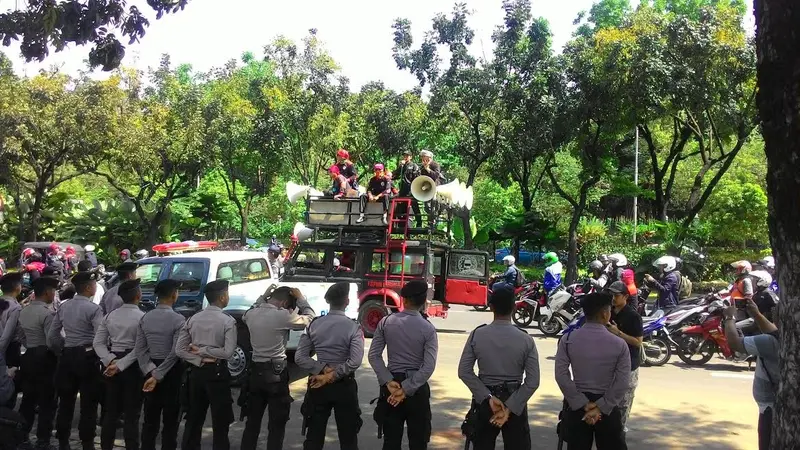 Ribuan buruh berdemo di Balai Kota