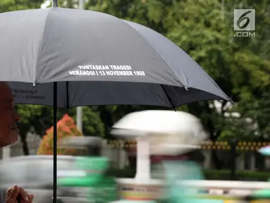 Peserta melakukan aksi Kamisan ke-571 di depan Istana Negara, Jakarta, Kamis (24/1). Mereka meminta pemerintah segera menuntaskan penyelesaian kasus pelanggaran HAM masa lalu. (Liputan6.com/Helmi Fithriansyah)