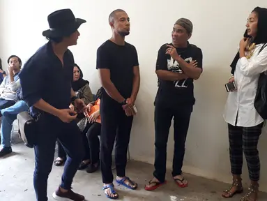 Penyanyi Marcell Siahaan (kedua kiri) serta kerabat dan keluarga almarhum Yockie Suryo Prayogo menunggu di Ruang Jenazah, Rumah Sakit Pondok Indah, Bintaro, Tangsel (5/2). (Liputan6.com/Fery Pradolo)