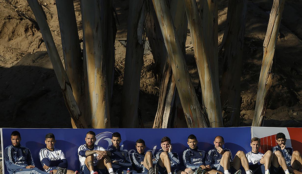 Para pemain Argentina berteduh saat sesi latihan jelang laga melawan Jamaika. (AP Photo/Andre Penner)