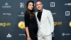 Gelandang Lokeren, Radja Nainggolan (kanan), dan pasangannya berpose untuk foto selama upacara Penghargaan Liga Pro Belgia di Antwerp pada 26 Mei 2025. (DIRK WAEM /Belga/AFP)