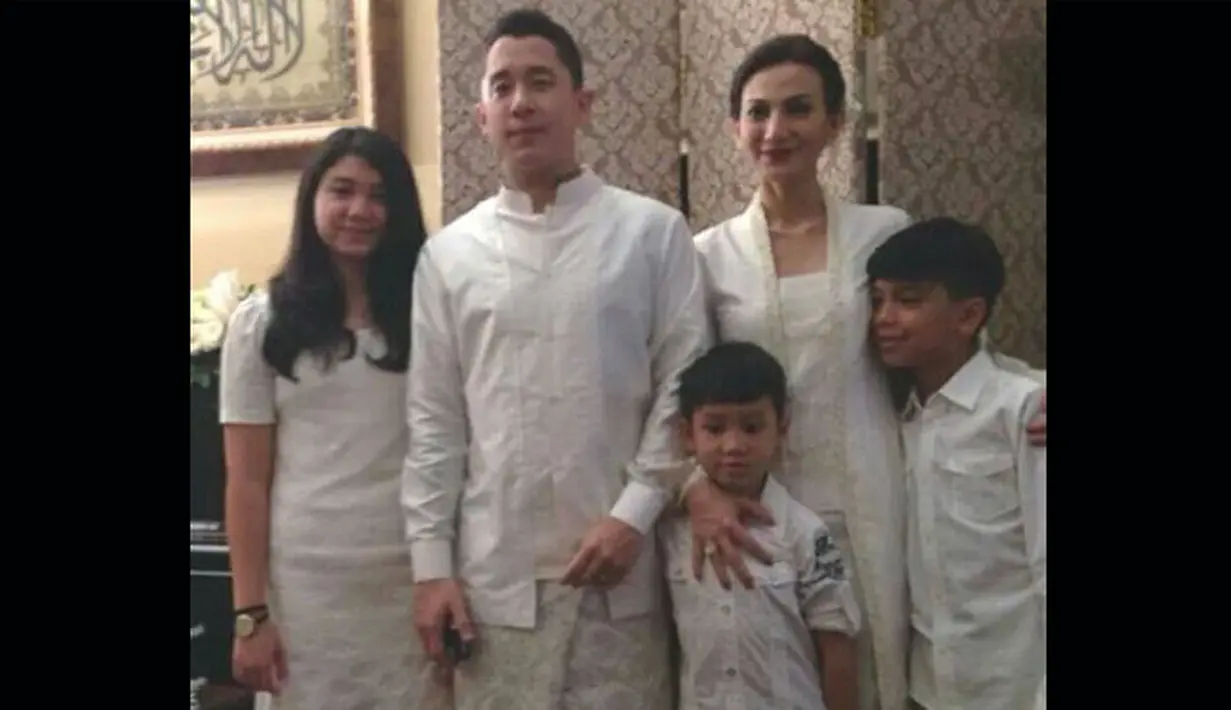Daniel Patrick Hadi Schuldt dan Wanda Hamidah berpose dengan anak Wanda, usai melaksanakan resepsi pernikahan secara sederhana. Daniel mengunggah foto pernikahan mereka pada 14 Februari di Facebook. (Facebook.com)