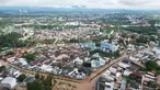 Foto udara yang diambil pada tanggal 12 September 2024 ini menunjukkan banjir mengepung rumah-rumah di kota Chiang Rai, Thailand utara. (Lillian SUWANRUMPHA/AFP)
