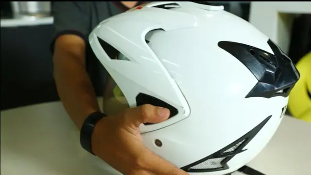 Helm Kusam Akan Kinclong dengan Cara Ini