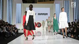Sejumlah model membawakan busana rancangan Daily Mirror di Jakarta Fashion Week (JFW) 2018 di Senayan City, Jakarta, Selasa (25/10). Daily Mirror merupakan karya dari desainer Korea Selatan, Kim Ju Han. (Liputan6.com/Herman Zakharia)
