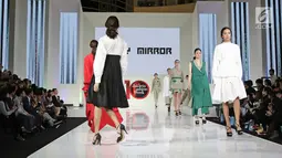 Sejumlah model membawakan busana rancangan Daily Mirror di Jakarta Fashion Week (JFW) 2018 di Senayan City, Jakarta, Selasa (25/10). Daily Mirror merupakan karya dari desainer Korea Selatan, Kim Ju Han. (Liputan6.com/Herman Zakharia)