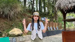 Tampil dengan busana kasual, gaya Sandra Dewi tetap tampil menawan dengan topi keren dan rompi bak anak muda. Sosoknya pun menuai banyak pujian netizen meski mengaku bahwa dirinya sudah tidak seputih dulu lagi. (Liputan6.com/IG/@sandradewi88)