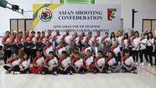Atlet muda cabor menembak dan para pelatih dari 11 negara Asia yang mengikuti 12 Asian Youth Training and Coaching Camp Air Rifle di Lapangan Tembak PB Perbakin, Senayan, Jakarta, mulai 1 hingga 11 Juli 2023. (Bola.com/Dok. PB Perbakin)