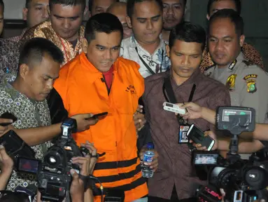 Ketua Komisi D DPRD DKI Jakarta dari partai Gerindra M Sanusi (tengah) usai di periksa di KPK, Jakarta, Sabtu, (2/4). M Sanusi ditahan di Polres Jakarta Selatan dalam kasus suap dengan seorang dari pihak swasta . (Liputan6.com/Helmi Afandi)