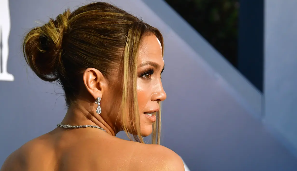 Aktris dan penyanyi Jennifer Lopez menghadiri ajang Screen Actors Guild Awards atau SAG Awards 2020 ke-26 di Shrine Auditorium Los Angeles, Minggu (19/1/2020). JLo menata rambutnya ke belakang dengan sedikit helaian dibiarkan jatuh membingkai wajahnya. (Frederic J. Brown/AFP)