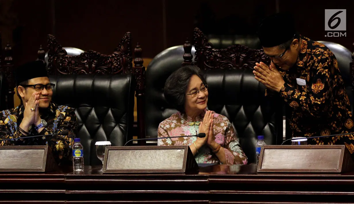 Wakil Ketua MPR Muhaimin Iskandar atau Cak Imin (kiri) serta Meutia Hatta (tengah) saat dialog kebangsaan di Jakarta, Kamis (12/7). Menurut Cak Imin, kemerdekaan bangsa Indonesia bermakna merdekanya rakyat dari penjajahan. (Liputan6.com/JohanTallo)