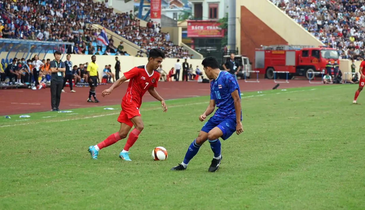 Pemain Timnas Indonesia U-23 Marselino Ferdinan (kiri) menggiring bola mencoba melewati pemain Timnas Thailand U-23 pada pertandingan semifinal SEA Games 2021 di Thien Truong Stadium, Vietnam, Kamis (19/5/2022). Timnas Indonesia U-23 kalah 0-1. (Dok. PSSI)