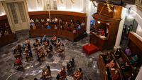 Jemaat melaksanakan ibadah malam Natal di Gereja Immanuel, Jakarta, Jumat (24/12/2021). Perayaan ibadah malam Natal tersebut mengangkat tema 'Cinta Kasih Kristus yang Menggerakkan Persaudaraan'. (Liputan6.com/Faizal Fanani)