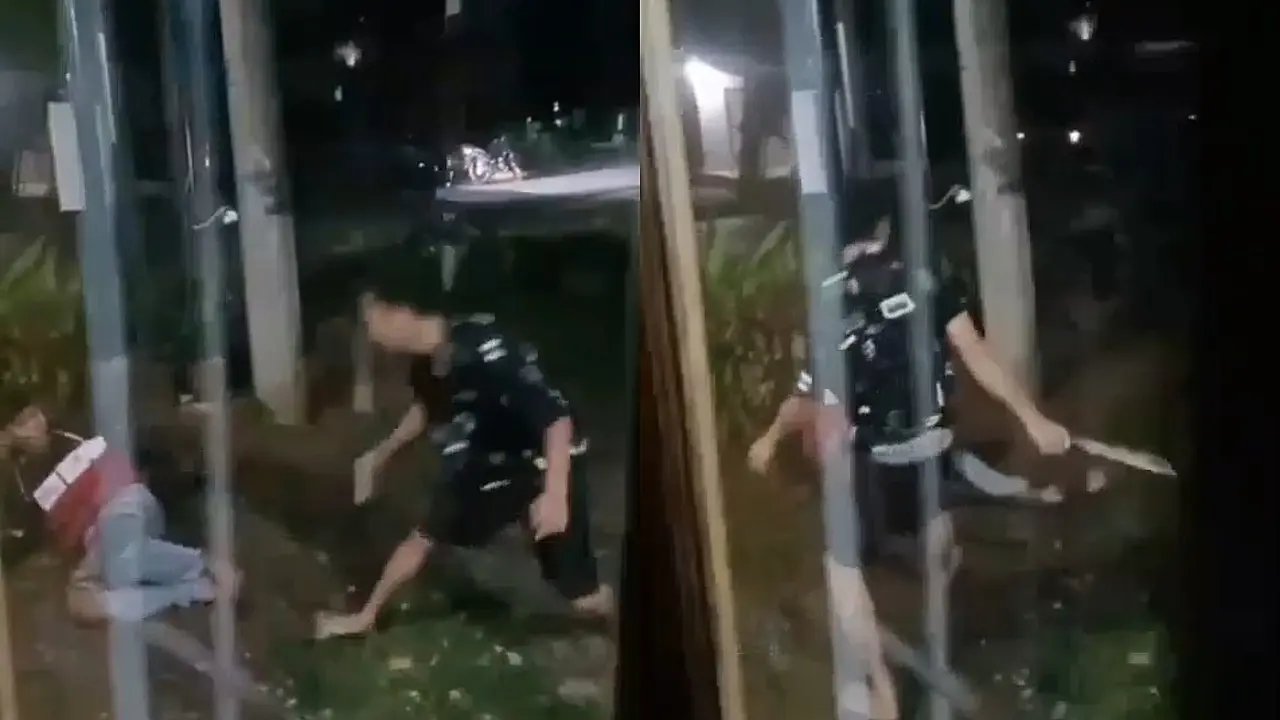 Tangkapan layar rekaman video viral pelaku membacok seorang pria.