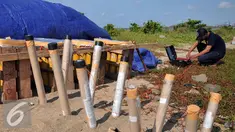 Pipa-pipa berisi kembang api yang siap menghiasi langit pantai Ancol di malam pergantian tahun 2015-2016, Jakarta, Rabu (30/12). SCTV bersama Ancol merayakan malam pergantian tahun 2015-2016 dengan menampilkan Musical Fireworks. (Liputan6.com/Yoppy Renato