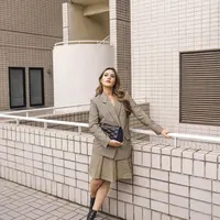 Kamu bisa mengenakan blazer bermotif dan short skirt dengan warna senada untuk pergi ke kantor. Bagian rambut, sebaiknya kamu biarkan tergerai agar terkesan feminim. [instagram/raisa6690]