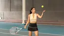 Fanny Ghassani selalu meluangkan waktu untuk berolahraga. Selain dapat membentuk tubuh ideal di usia 31 tahun, olahraga dapat menjaga dirinya agar tetap bugar. Ia pun menjajal berbagai olahraga seperti latihan tenis.(Liputan6.com/IG/@fannyghassani)