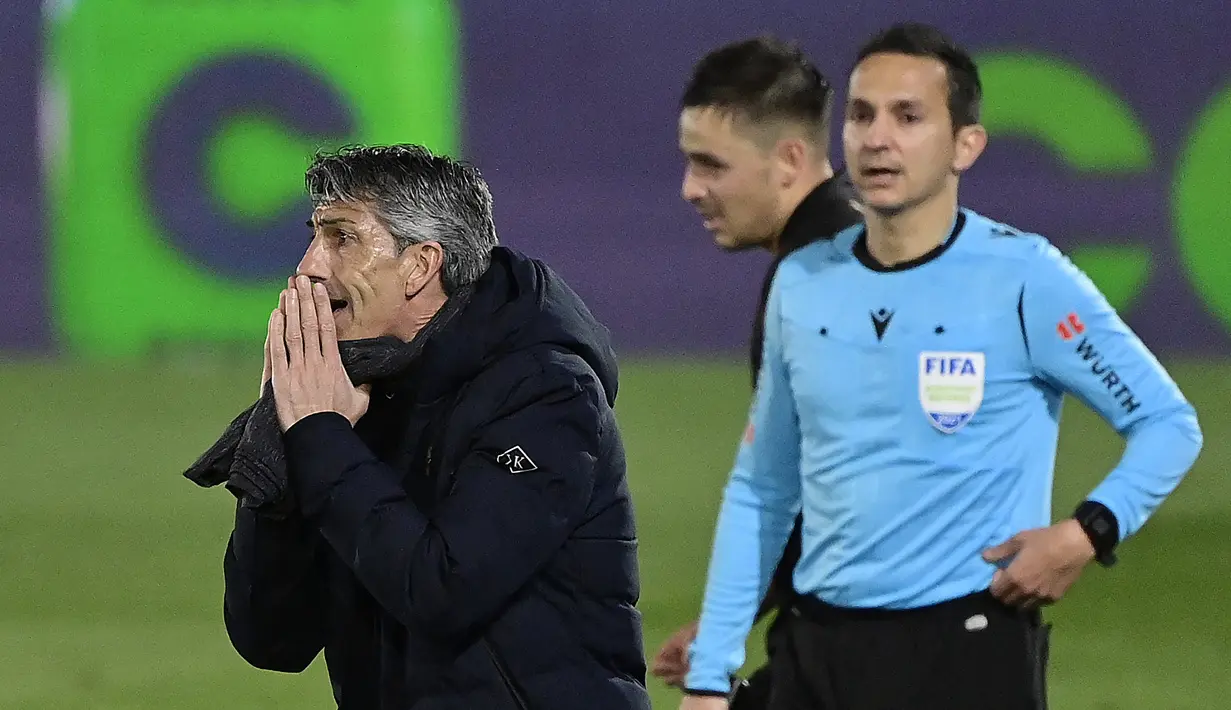 Manajer tim Real Sociedad, Imanol Alguacil (kiri) tampak kecewa saat menghadapi Real Madrid dalam laga lanjutan Liga Spanyol 2020/21 pekan ke-25 di Alfredo di Stefano Stadium, Madrid, Senin (1/3/2021). Real Sociedad bermain imbang 1-1 dengan Real Madrid. (AFP/Javier Soriano)