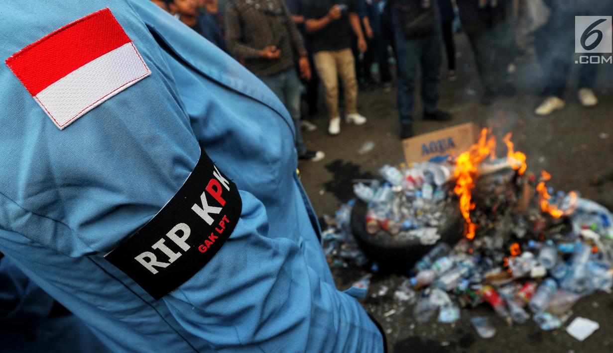 Mahasiswa dari berbagai kampus membakar botol plastik saat menggelar demonstrasi di Gedung DPR/MPR, Jakarta, Kamis (19/9/2019). Menurut mahasiswa Revisi Kitab Undang-Undang Hukum Pidana (RKUHP) yang akan disahkan tidak berpihak pada kepentingan masyarakat. (Liputan6.com/JohanTallo)