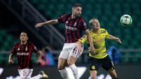 Striker AC Milan, Fabio Borini, berebut bola dengan gelandang  Borussia Dortmund, Sebastian Rode pada turnamen pramusim ICC 2017 di Stadion Tianhe, Guangzhou, Selasa (18/7/2017). Borussia Dortmund menang 3-1 atas AC Milan. (EPA/Aleksandar Plavevski)