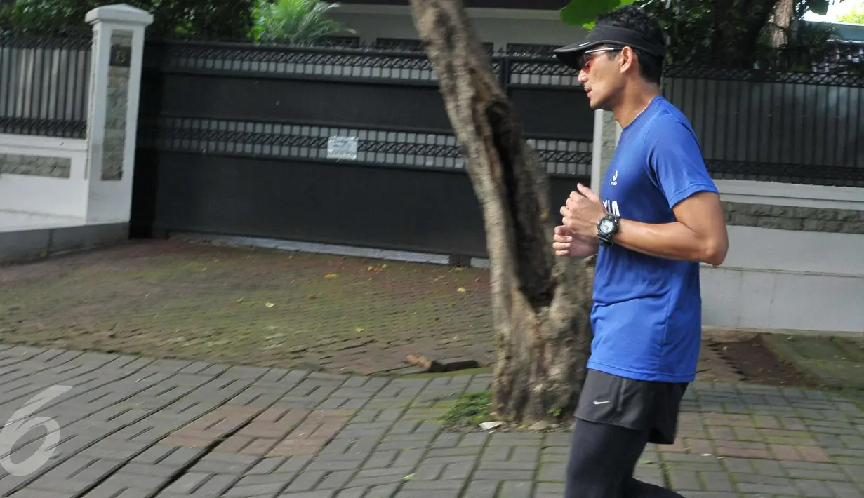 Cawagub DKI, Sandiaga Uno lari pagi mengelilingi tempat pemungutan suara (TPS) di sekitar rumahnya di Selong, Kebayoran Baru, Jakarta, Rabu (19/4). Sandiaga berolahraga sebelum memberikan hak suaranya dalam Pilkada DKI 2017. (Liputan6.com/Helmi Afandi)
