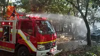 Proses pemadaman api yang melalap mobil mili warga Desa Silirbaru Banyuwangi (Istimewa)