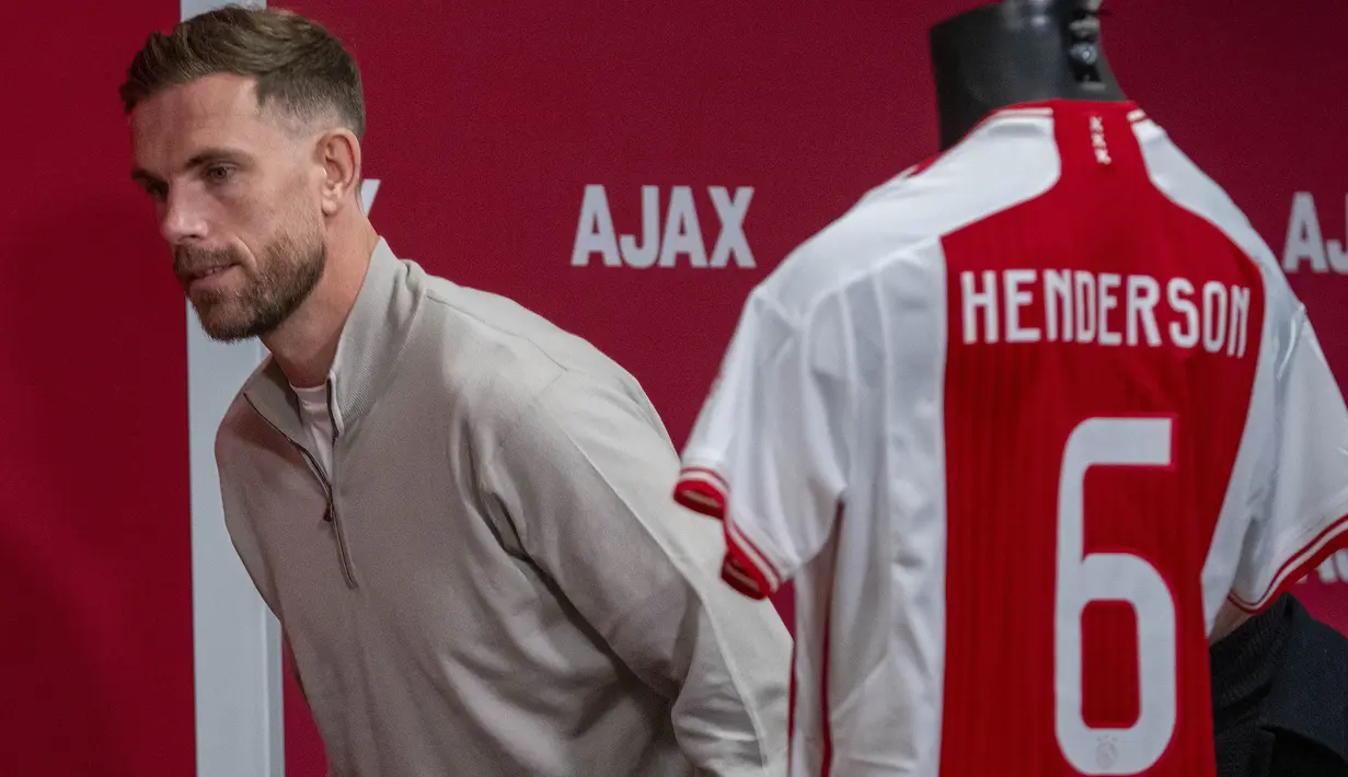Eks bintang Liverpool, Jordan Henderson baru saja merapat ke Ajax Amsterdam setelah meninggalkan klub Arab Saudi Al Ettifaq pada bursa transfer pemain musim dingin 2023/2024. Resmi diperkenalkan pada Kamis (18/1/2024) waktu setempat, Jordan Henderson dipastikan akan menggunakan nomor punggung 6 yang terbilang keramat karena pernah digunakan beberapa legenda Ajax Amsterdam, seperti Ronald Koeman, Marco van Basten hingga Dennis Bergkamp. Sebelum Jordan Henderson, ini dia daftar 5 pemain terakhir Ajax yang menggunakan nomor punggung 6. (AP Photo/Peter Dejong)