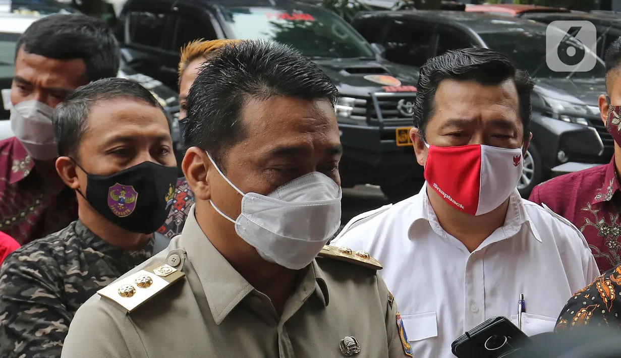 Wakil Gubernur DKI Jakarta Ahmad Riza Patria menjawab pertanyaan saat tiba di Polda Metro Jaya, Senin (23/11/2020). Riza Patria diperiksa Ditreskrimum Polda Metro Jaya untuk memberikan klarifikasi terkait kerumunan massa di Petamburan beberapa waktu lalu. (Liputan6.com/Herman Zakharia)