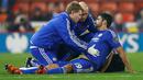 Pemain Chelsea Diego Costa medapat perawatan pada babak 16 besar Piala Liga Inggris, Rabu (28/10/2015) dini hari WIB.Chelsea kalah 4-5 lewat penalti. (Reuters / Darren Staples)