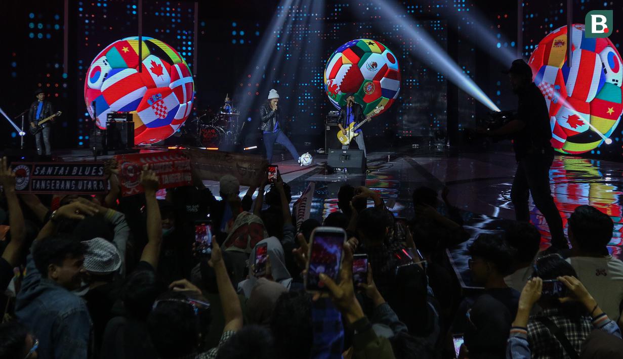 <p>Grup Band Slank saat tampil memeriahkan acara Sportcaster Piala Dunia 2022 pada acara Konser Histeria Pesta Bola Dunia 2022 di EMTEK City, Jakarta, Kamis (20/10/2022). (Bola.com/Bagaskara Lazuardi)</p>