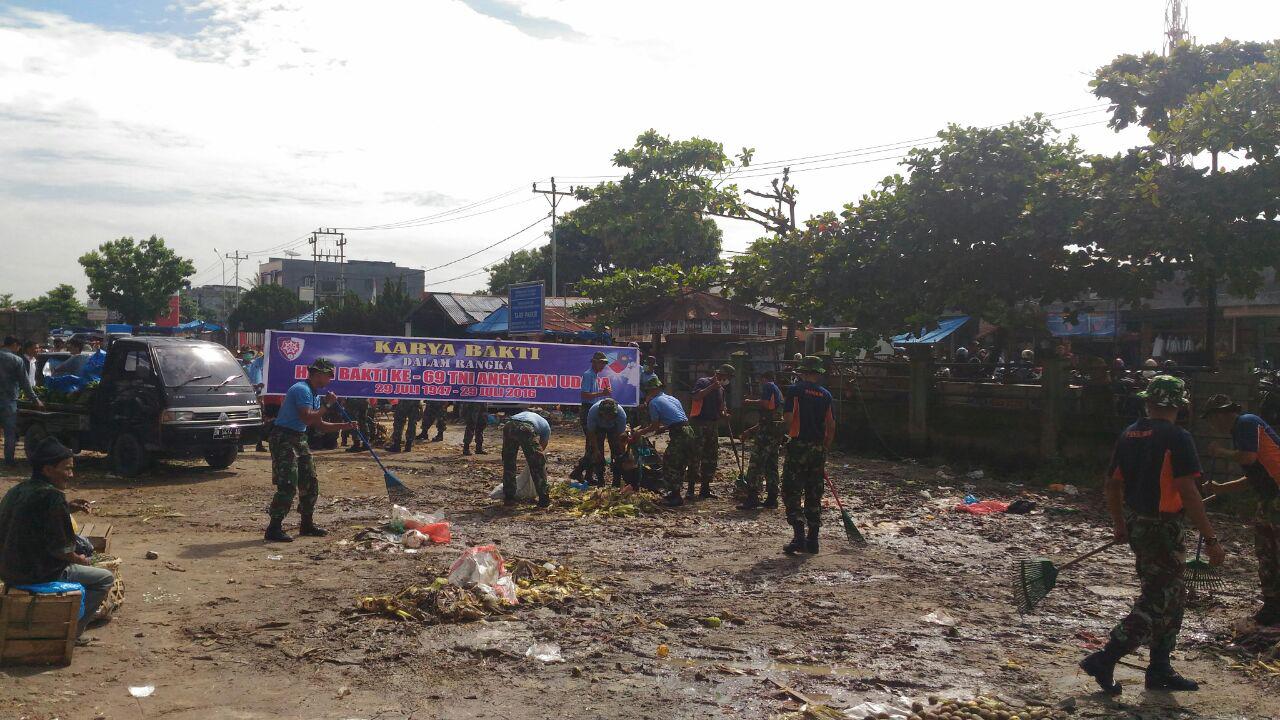 Puluhan personil TNI AU di Lapangan Udara Roesmin Nurjadin Pekanbaru 'menyerbu' Pasar Pagi Arengka