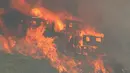 Kebakaran besar terjadi di pesisir Kota Valparaiso, Chile, Senin (2/1). Pasokan listrik dihentikan sementara ke wilayah yang paling terdampak kebakaran. (REUTERS/Rodrigo Garrido)