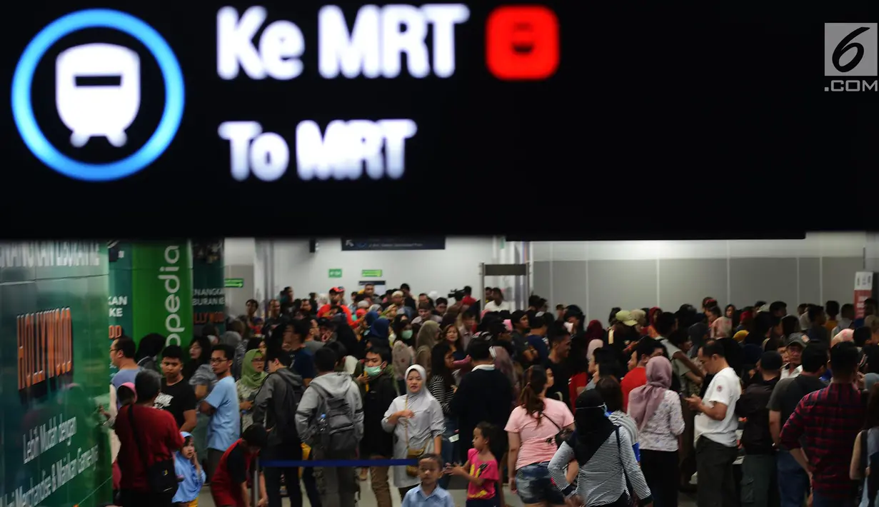 Antrean calon penumpang saat membeli tiket untuk menggunakan layanan transportasi Moda Raya Terpadu (MRT) di Stasiun Bundaran HI, Jakarta, Rabu (3/4). Layanan MRT dimulai pukul 05.30 WIB hingga 22.01 WIB. (merdeka.com/Imam Buhori)