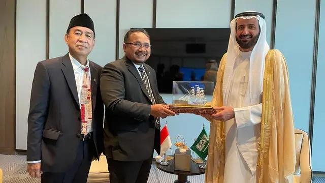 Menag Yaqut Cholil Qoumas bersama Menteri Haji dan Umrah Arab Saudi Tawfiq F Al Rabiah di Jeddah. (Dokumentasi Kemenag)