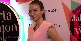 Raline Shah terlihat cantik menggunakan gaun berwarna pink di Jakarta Fashion Week 2016. Ia mengaku harus menghadiri hari terakhir JFW 2016 yang bertemakan Korean Fashion. Dipertanyakan tentang kabar susuk Ivan Gunawan, Raline Shah tidak mau berkomen...