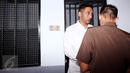 Aktor Restu Sinaga bersiap menjalani sidang perdana kasus narkoba di PN Jakarta Selatan, Kamis (13/10). Sidang pembacaan dakwaan ini tindak lanjut atas perkara pasca-ditangkapnya Restu pada Juni lalu di kawasan Cilandak. (Liputan6.com/Herman Zakharia)