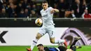 Striker Eintracht Frankfurt, Luka Jovic, melewati bek Inter Milan, Stefan de Vrij, pada pertandingan UEFA Europa League di Stadio Giueppe Meazza, San Siro, Jumat (15/3). Real Madrid mengontrak Luka Jovic hingga 2025. (AFP/ Miguel Medina).