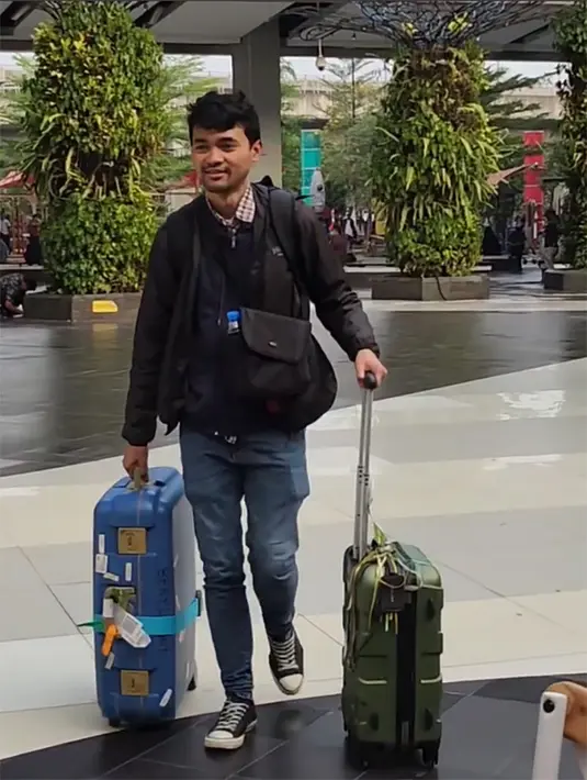 Setelah sekitar setahun pisah, akhirnya bisa ketemu lagi. Anaknya sedang menempuh pendidikan di Irlandia. [Instagram/ninicarlina_real]