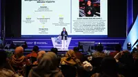 Kepala Bidang Pengembangan Ekosistem Gim dari Moonton Games, Erina Tan, memaparkan program MLBB Teacher Ambassador  di Surabaya. Credit: Moonton Games