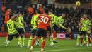 Bek Luton Town, Gabriel Osho (kiri) melepaskan sundulan ke gawang Arsenal yang berbuah gol penyeimbang 1-1 pada laga lanjutan pekan ke-15 Liga Inggris 2023/2024 di Kenilworth Road, Luton, Rabu (6/12/2023) dini hari WIB. (AP Photo/Ian Walton)