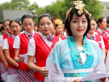Seorang wanita mengenakan baju tradisional saat mengikuti seleksi menjadi calon pramugari di Chengdu, Provinsi Sichuan, 27 Mei 2016. Lebih dari 500 wanita cantik mengikuti sesi interview sebuah perusahaan penerbangan di Tiongkok. (REUTERS/Stringer)