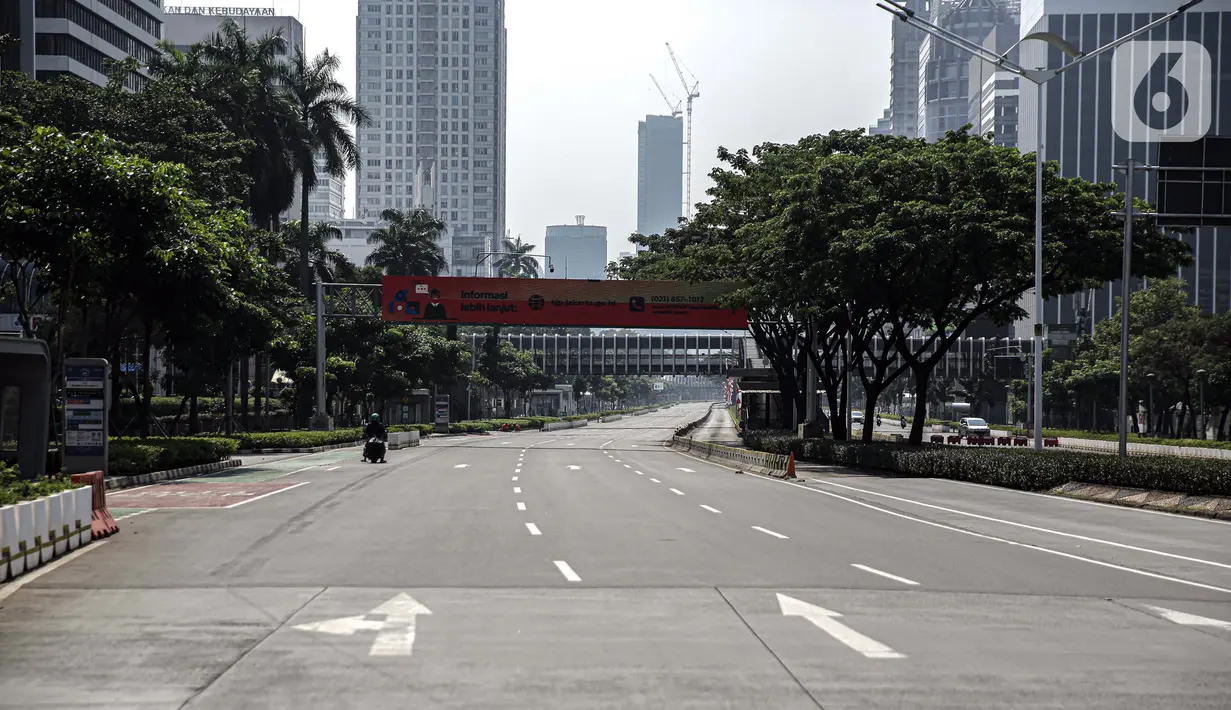 Suasana lalu lintas saat penyekatan PPKM Darurat di kawasan Ratu Plaza, Jakarta, Sabtu (17/7/2021). Menko PMK Muhadjir Effendy menerangkan perpanjangan PPKM Darurat untuk menekan penularan COVID-19 sudah diputuskan Presiden RI Joko Widodo dalam Rapat Kabinet Terbatas. (Liputan6.com/Faizal Fanani)