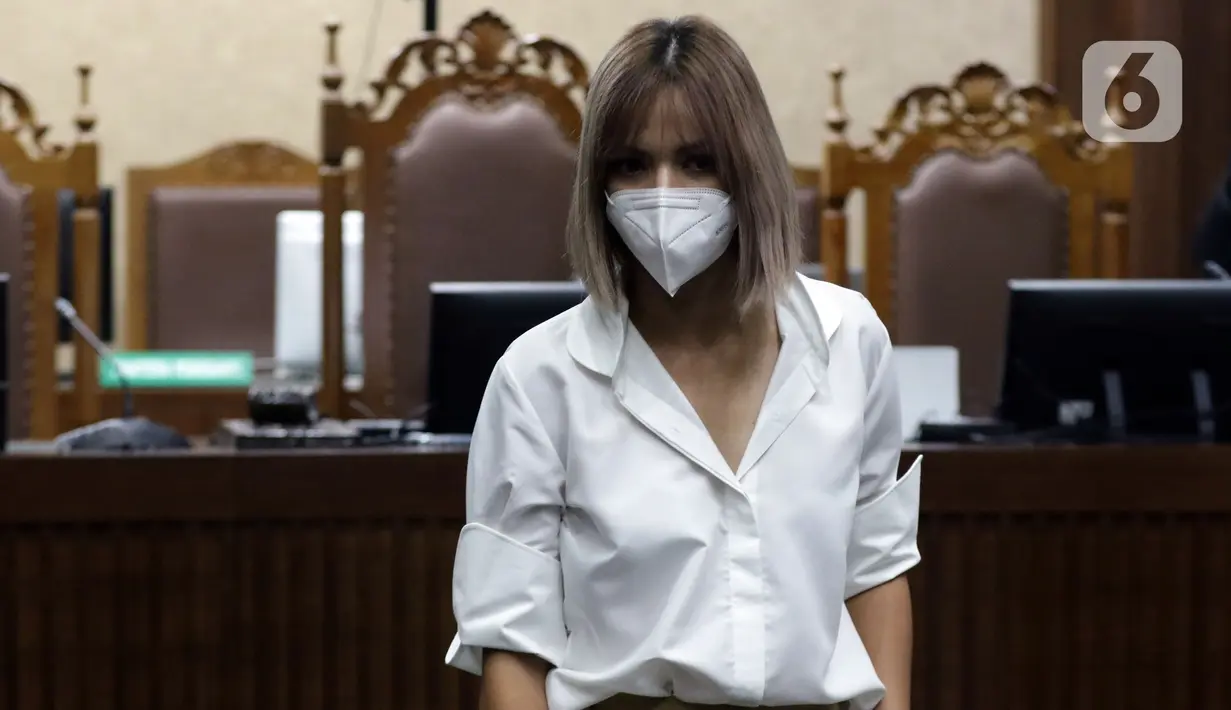 Selebritas Nia Ramadhani usai menjalani sidang lanjutan kasus dugaan penyalahgunaan narkoba di Pengadilan Negeri Jakarta Pusat, Kamis (9/12/2021). Sidang lanjutan tersebut mendengar keterangan saksi ahli. (Liputan6.com/Helmi Fithriansyah)