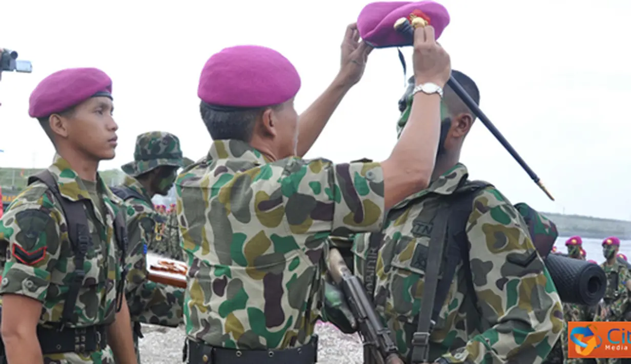 Citizen6, Surabaya: Prosesi pembaretan baret kepada 50 orang siswa Dikmaba PK TNI AL Angkatan ke-31, dipimpin langsung oleh Danpasmar-1 Surabaya, Brigjen TNI Marinir Tommy Basari, di Puslatpur Marinir, Pasuruan, Rabu (1/8). (Pengirim: Penkobangdikal).