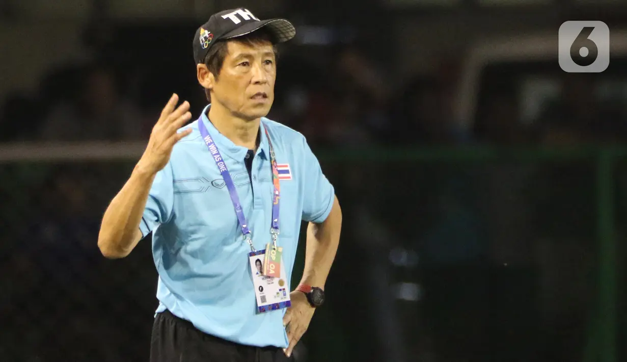 Pelatih Thailand Akira Nishino memberikan instruksi saat melawan Timnas Indonesia U-22 pada laga SEA Games 2019 di Stadion Rizal Memorial, Manila, Filipina, Selasa (26/11/2019). Indonesia menang 2-0 atas Thailand. (Bola.com/M Iqbal Ichsan)