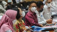 Menteri Kesehatan Budi Gunadi Sadikin mengikuti Rapat Kerja dengan Komisi IX DPR di gedung Parlemen, Jakarta, Senin (7/11/22). Rapat membahas strategi penguatan pelaksanaan Peraturan Presiden Nomor 72 Tahun 2021 tentang Percepatan Penurunan Stunting. (Liputan6.com/Angga Yuniar)