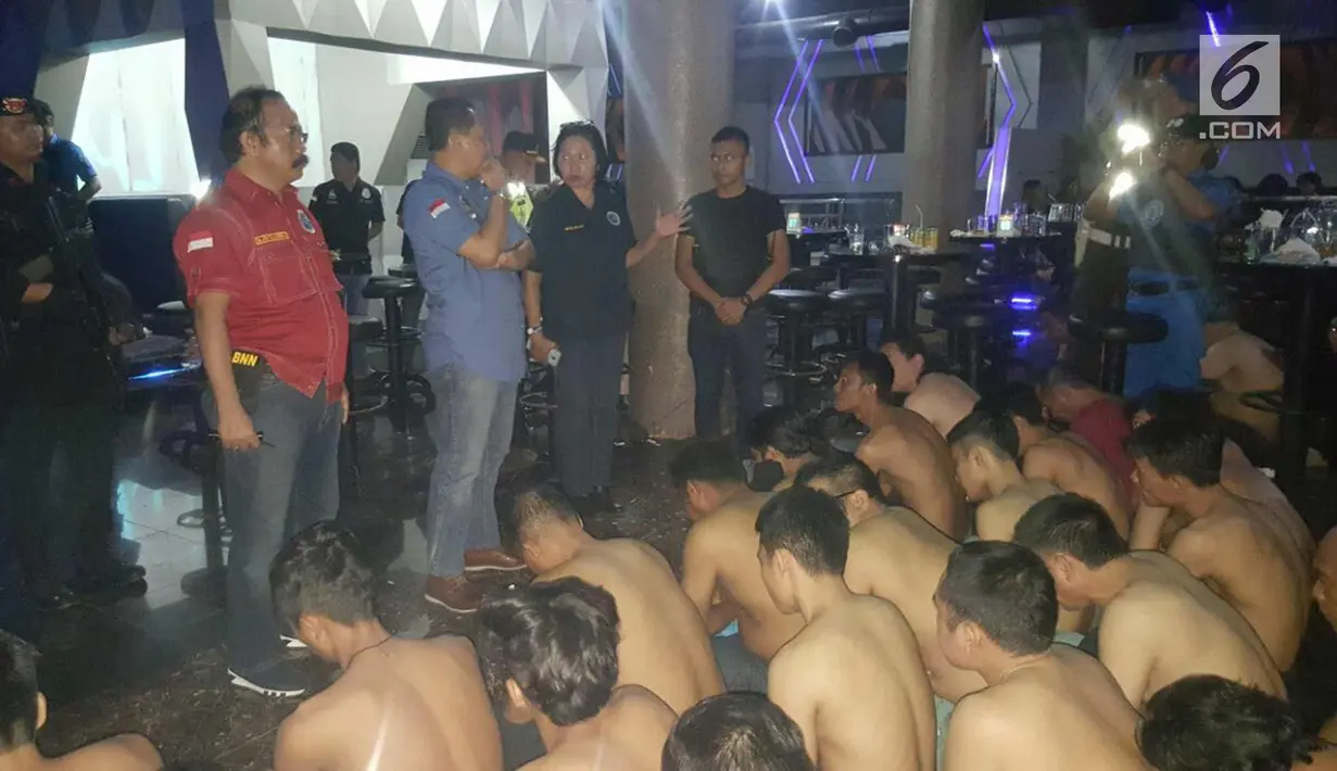 Kepala Badan Narkotika Nasional (BNN), Budi Waseso berbincang dengan pengunjung di Diskotik MG, Pesing, Jakarta Barat, Minggu (17/12). Penggerebekan dilakukan sedari subuh 04.00 WIB. (Liputan6.com/Pool/BNN)