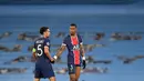 Bek PSG, Marquinhos (kiri) bersimpati dengan rekannya Presnel Kimpembe usai pertandingan melawan Manchester City pada leg kedua semifinal Liga Champions di stadion Etihad, Rabu (5/5/2021). Manchester City unggul agregat 4-1 atas PSG. (AFP/ Paul Ellis)