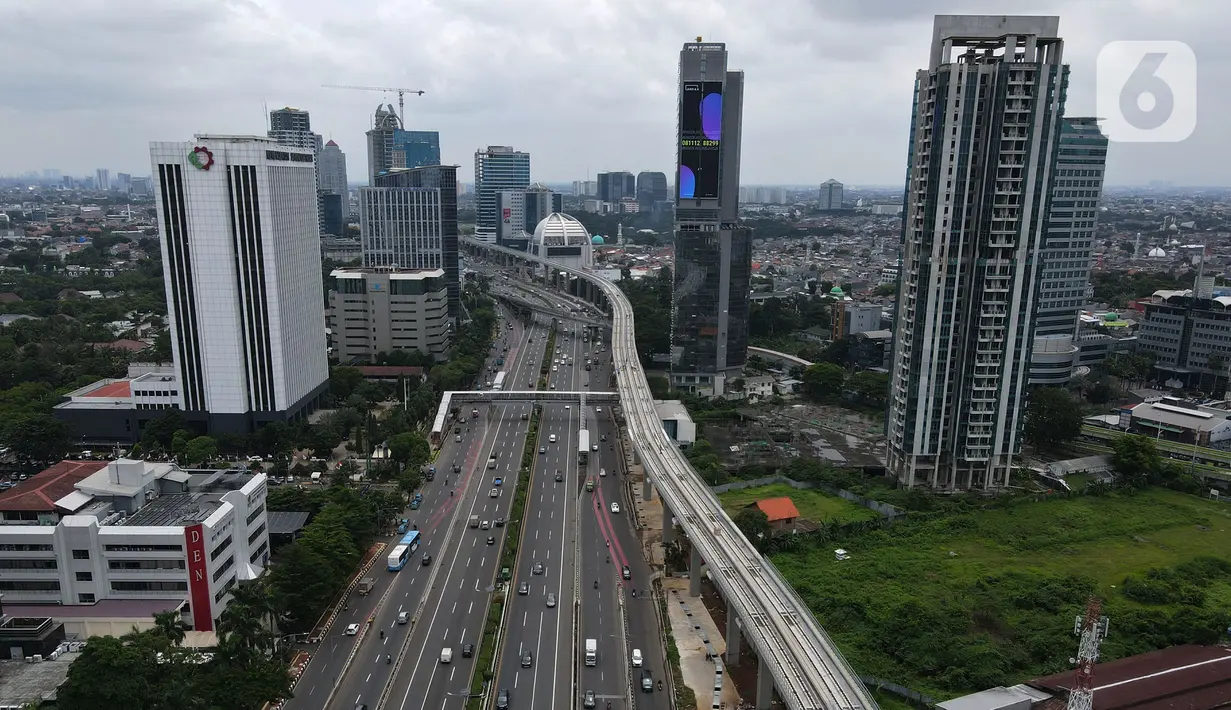 Kendaraan melintas di antara proyek pembangunan Light Rail Transit (LRT) Jabodebek rute Cawang-Dukuh Atas yang mencapai 77, 7 persen di Jakarta, Jumat (29/1/2021). Target operasi secara komersial untuk LRT Jabodebek adalah awal Juli 2022. (merdeka.com/Imam Buhori)